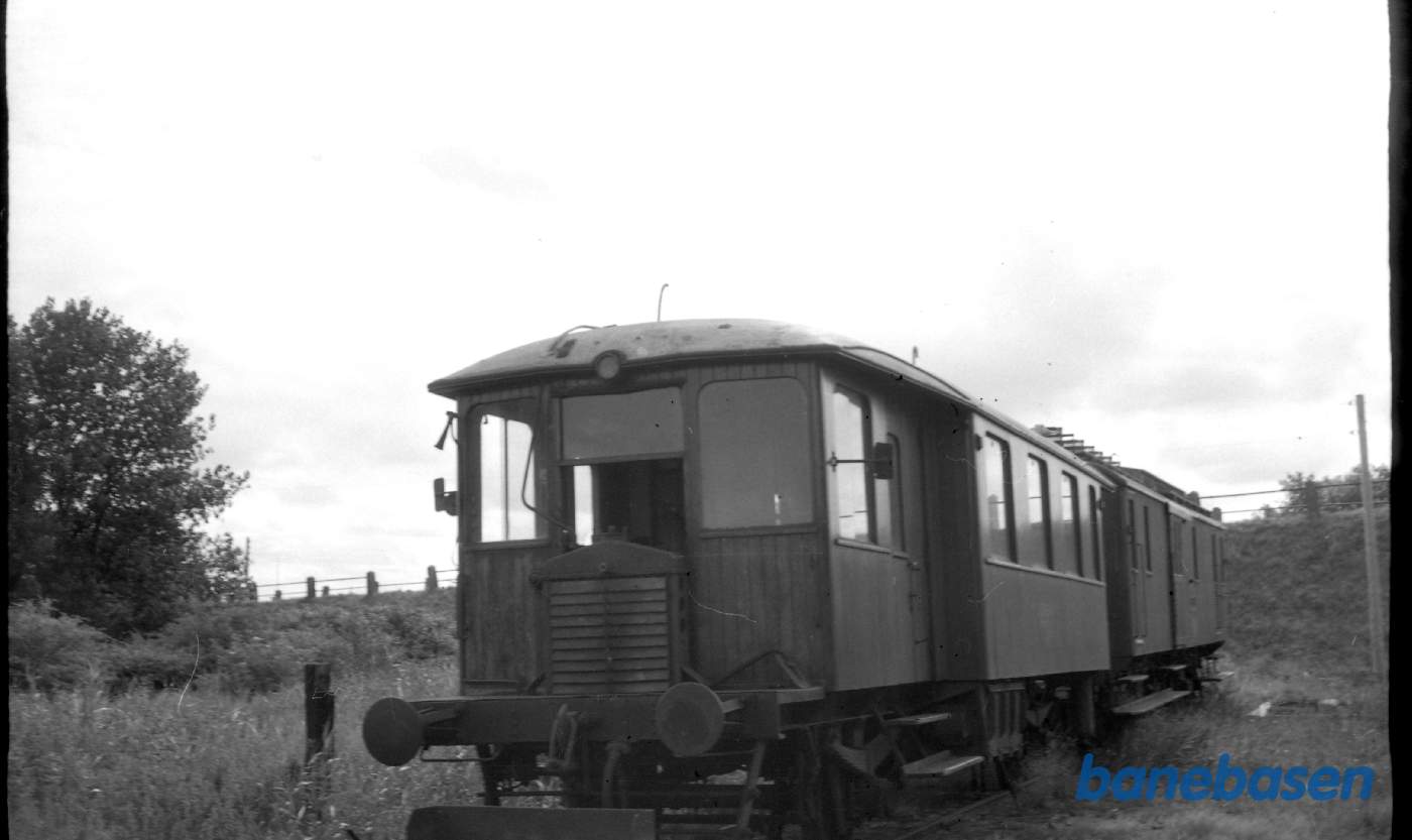 Gl RØHJ M4 -ex DSB. Bagved RØHJ M 2