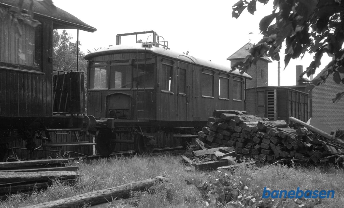 Varde vest med Triangel motorvogn, hensat til ophugning