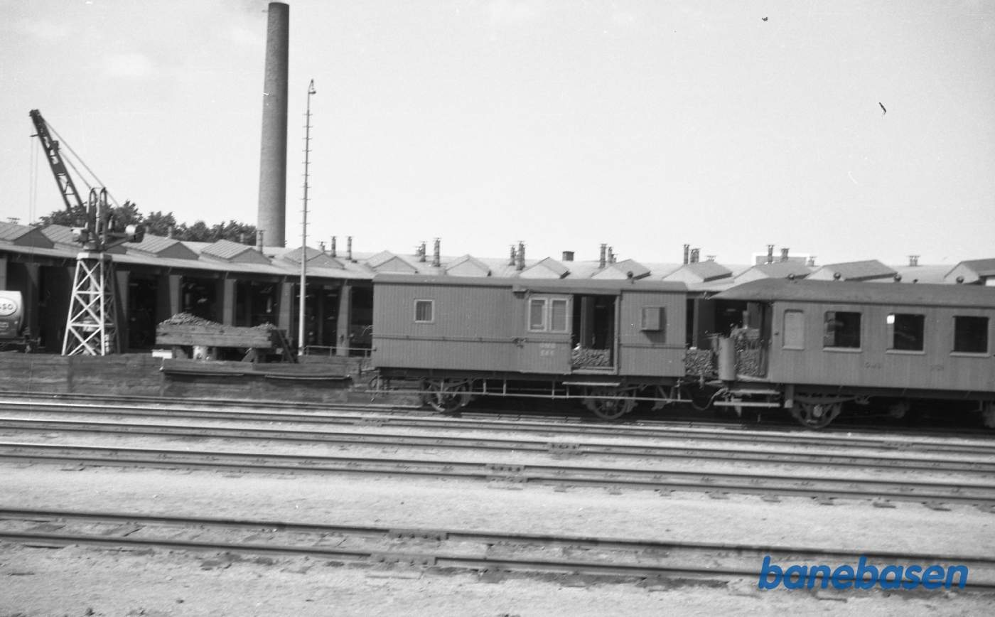 Odense station. OMB E 44