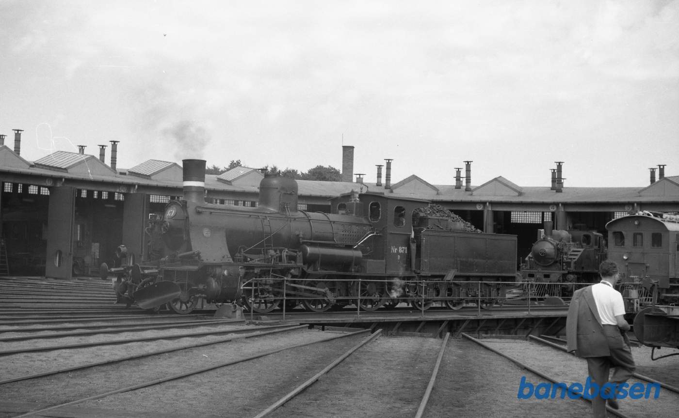 Odense station. Remisen med D 871 på drejeskiven