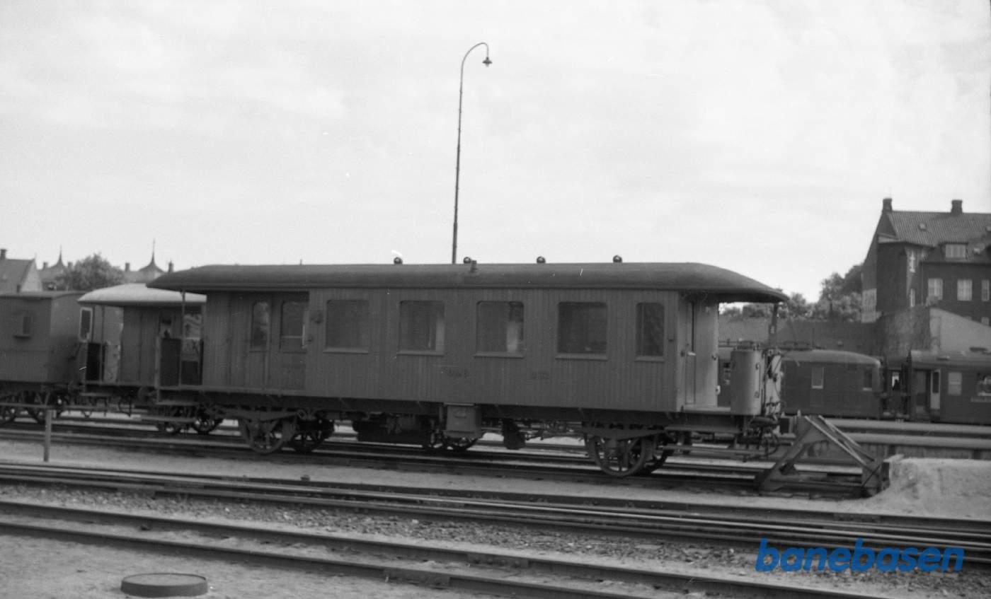 Odense station. OMB D 33