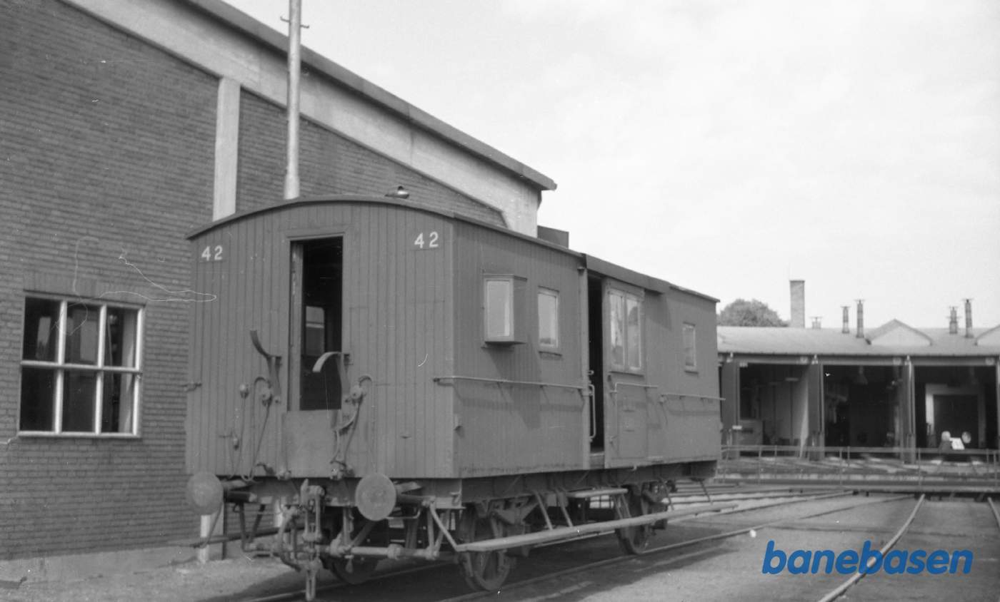 Odense station. OMB E 42 ved remisen