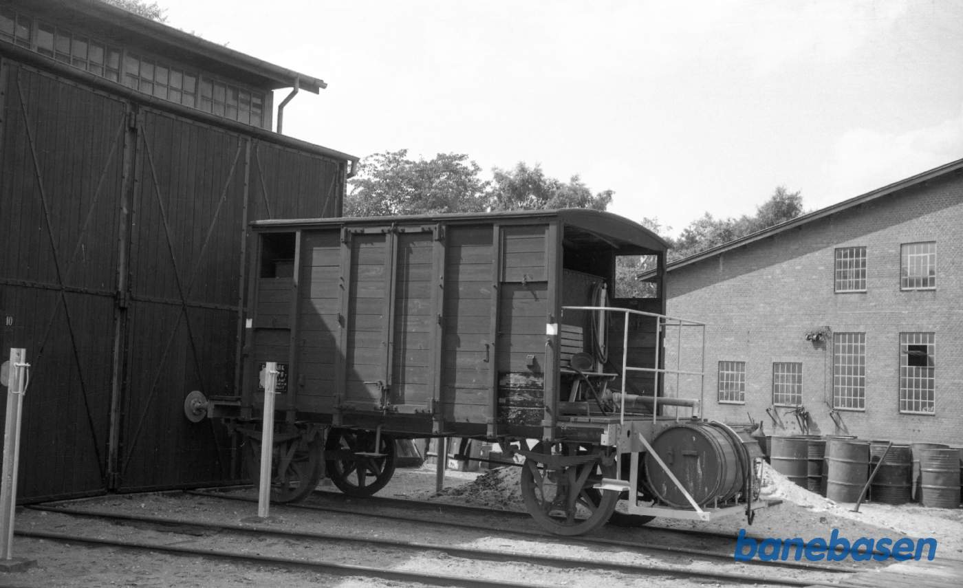 Privatbanernes remise med Ukrudtsprøjtevogn Privatbanernes remise med Ukrudtsprøjtevogn