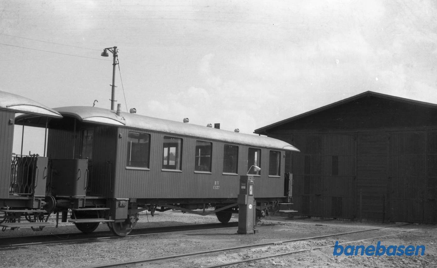 Horsens station. HV C 127 foran remisen