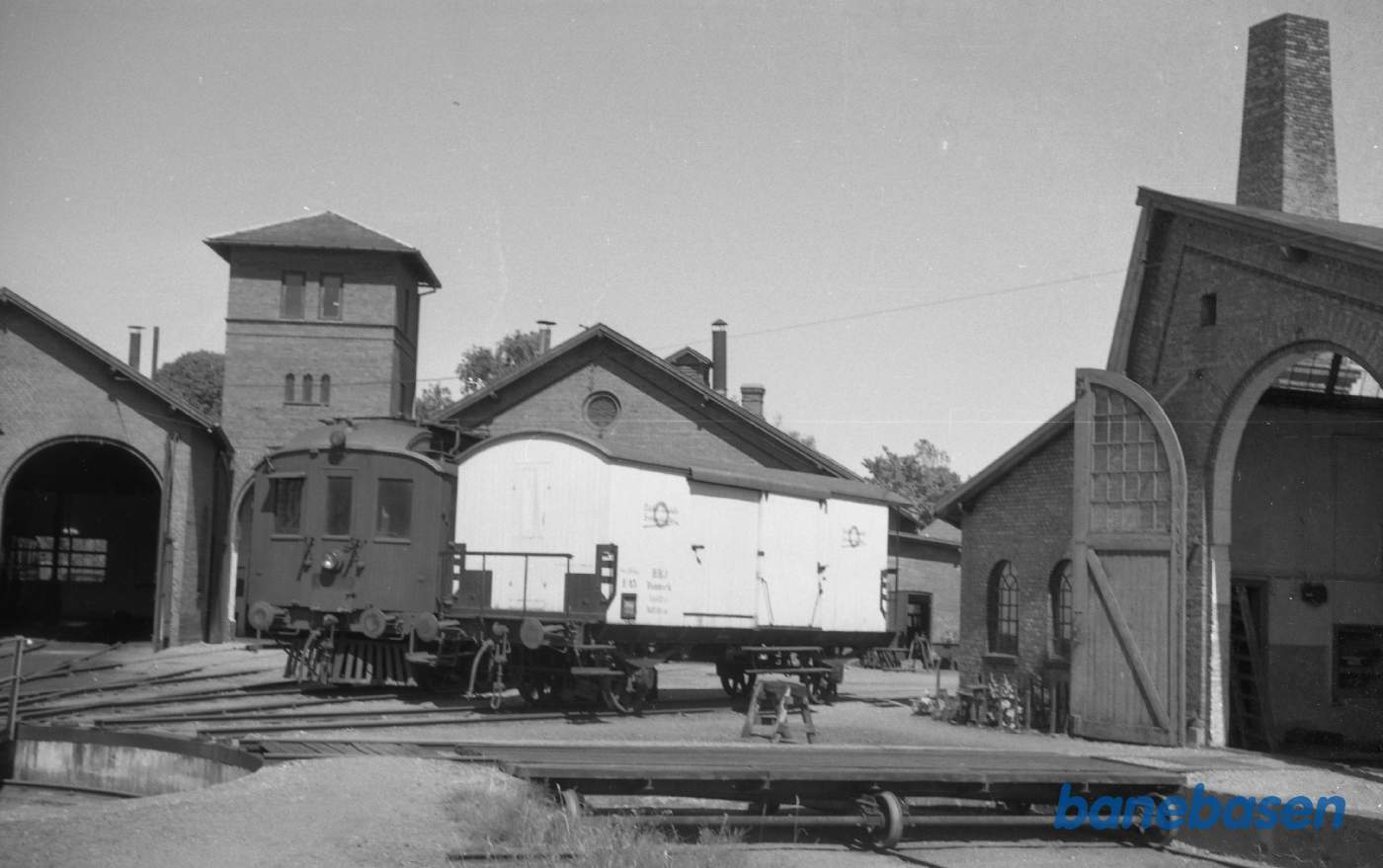 Odder station. HHJ E 45 foran remisen Odder station. HHJ E 45 foran remisen