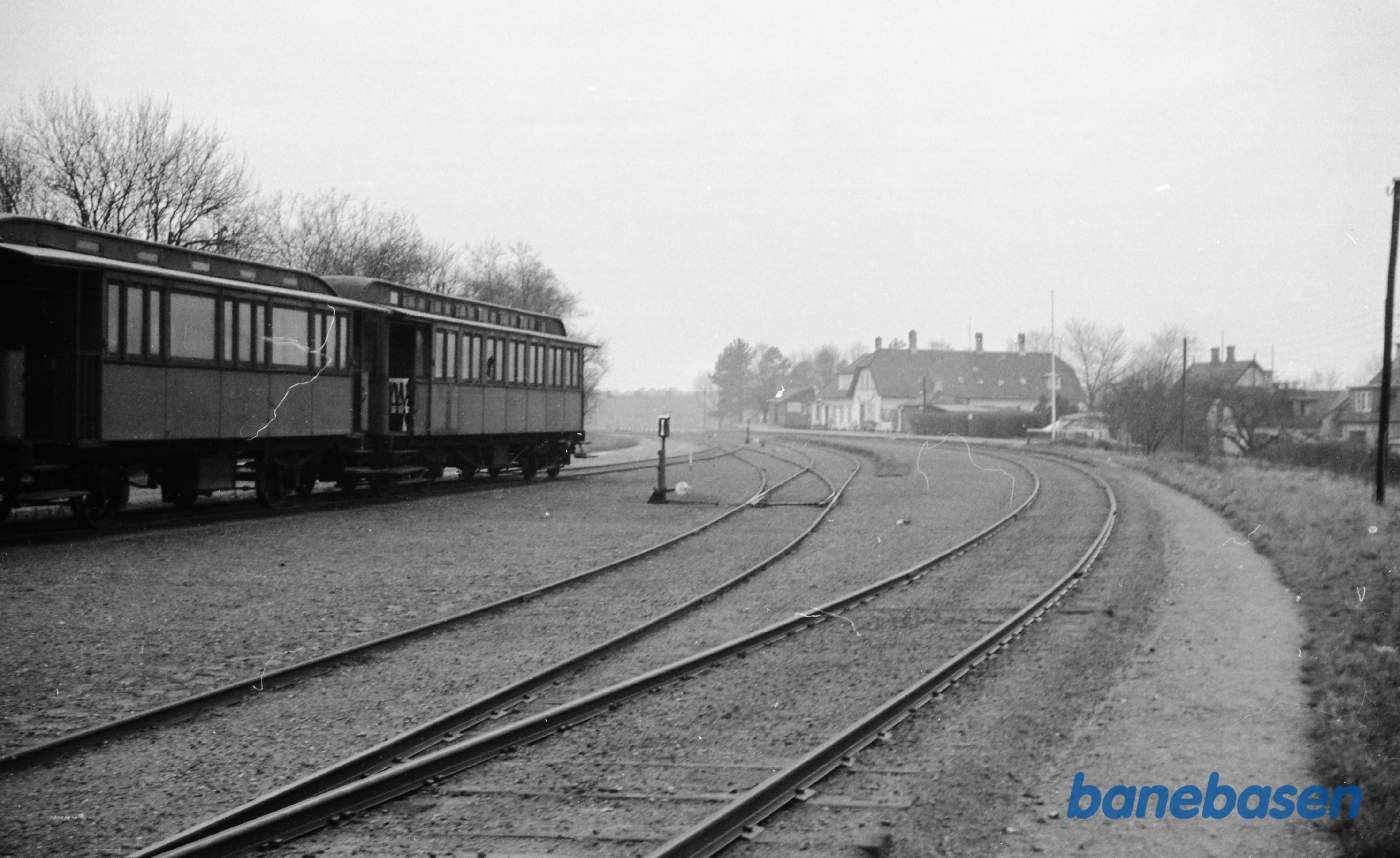 Hornbæk station. Personvogne på sidesporet