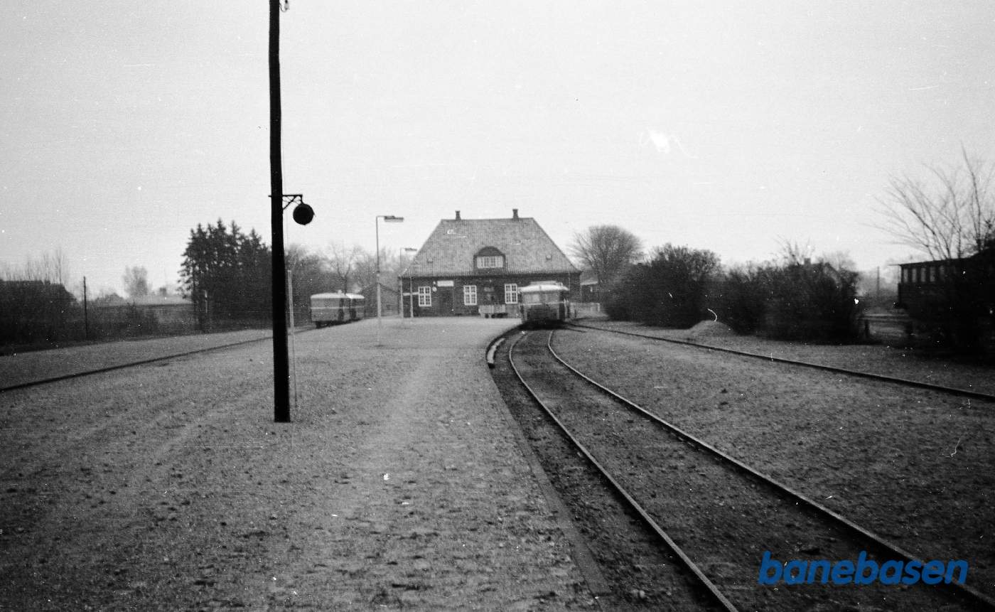 Gilleleje station med skinnebusser