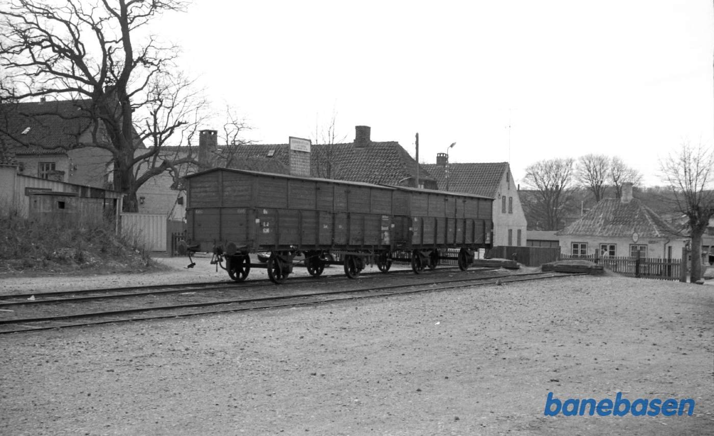 Maribo station. 2 stk. åbne godsvogne ombygget til lukkede.
