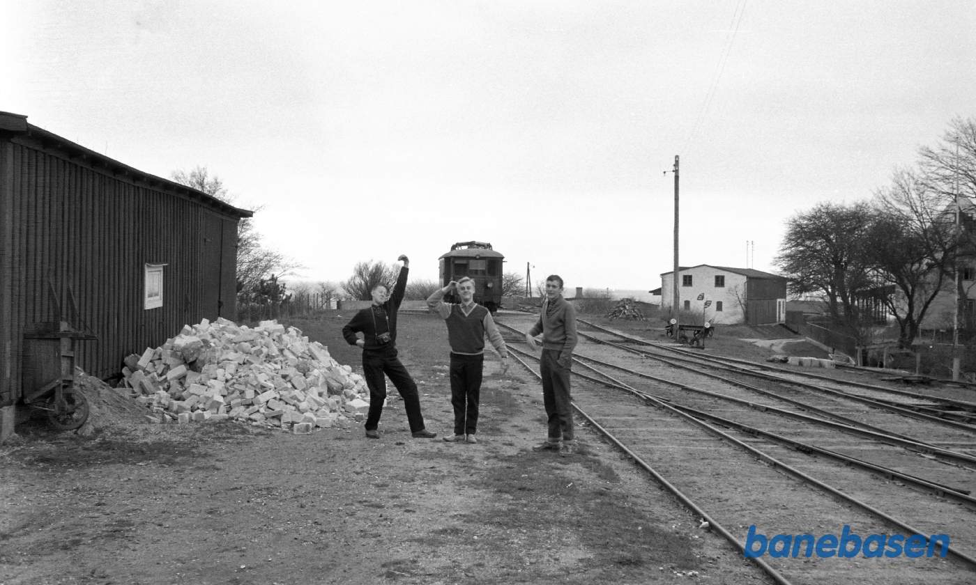 Unge fotografer på stationen