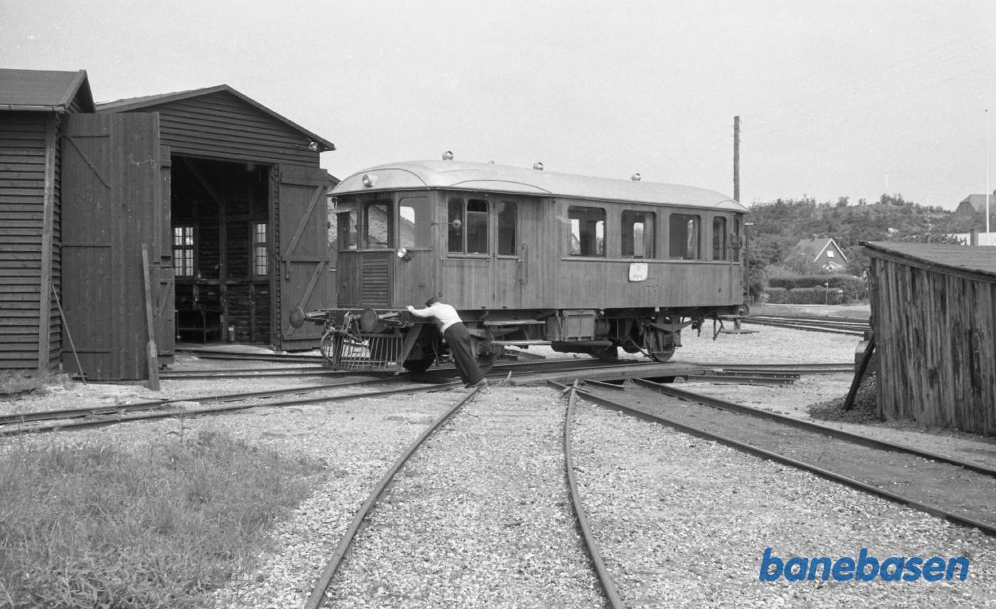 Ebeltoft station med M 5 ved remisen