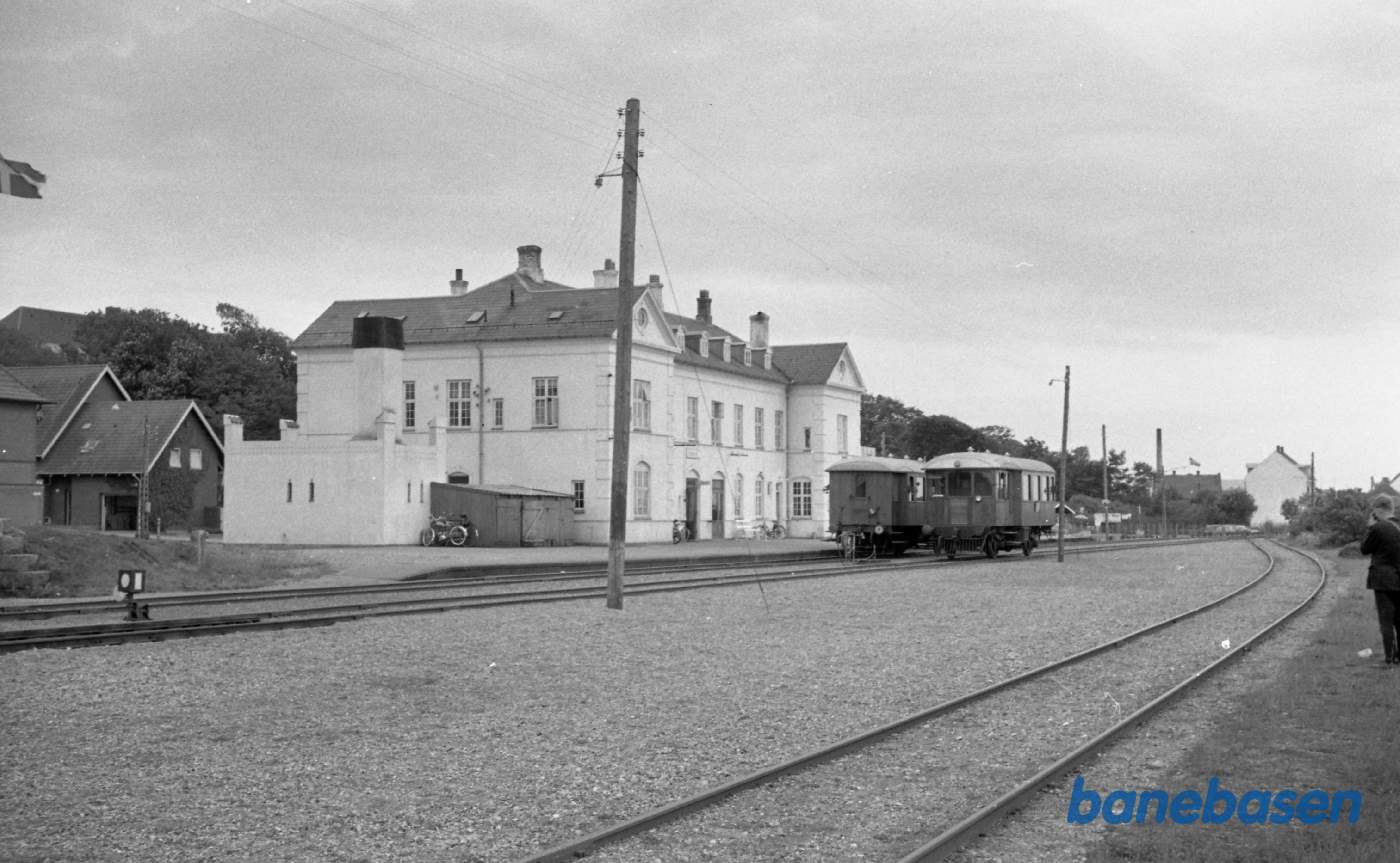 Ebeltoft station. Med 2 motorvogne