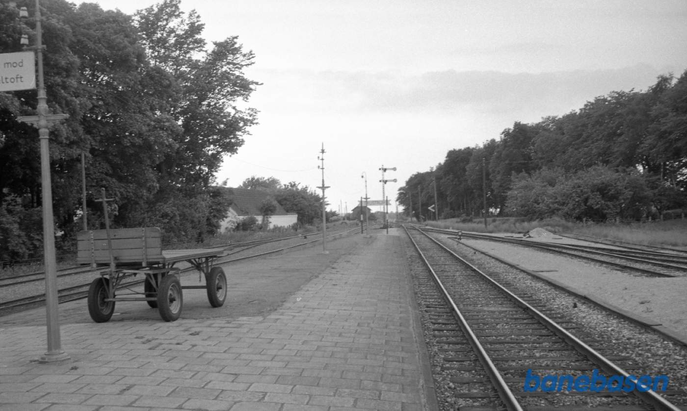 Trustrup. Ebeltoftbanens perron Trustrup. Ebeltoftbanens perron