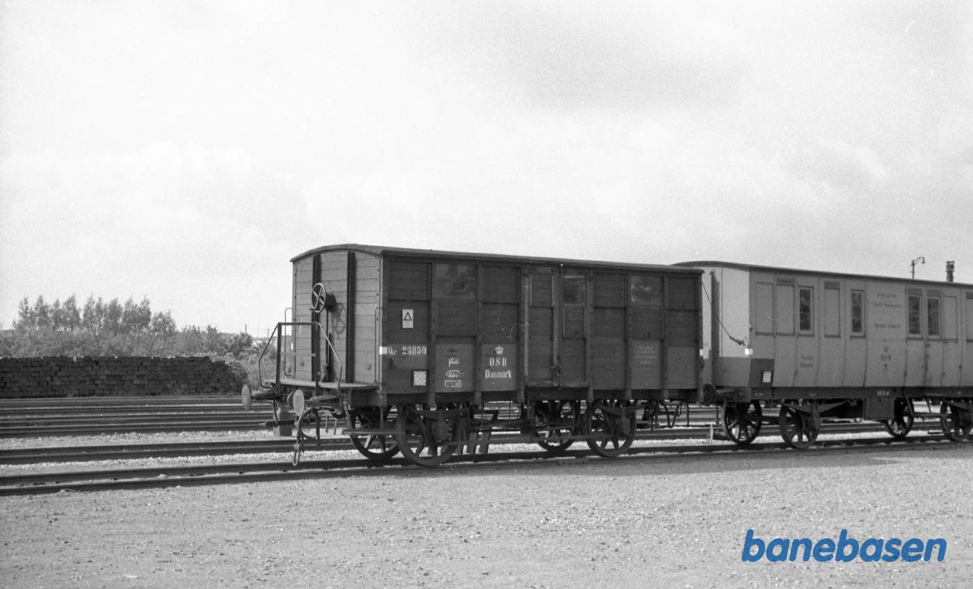 Grenå station. DSB Qh 23859