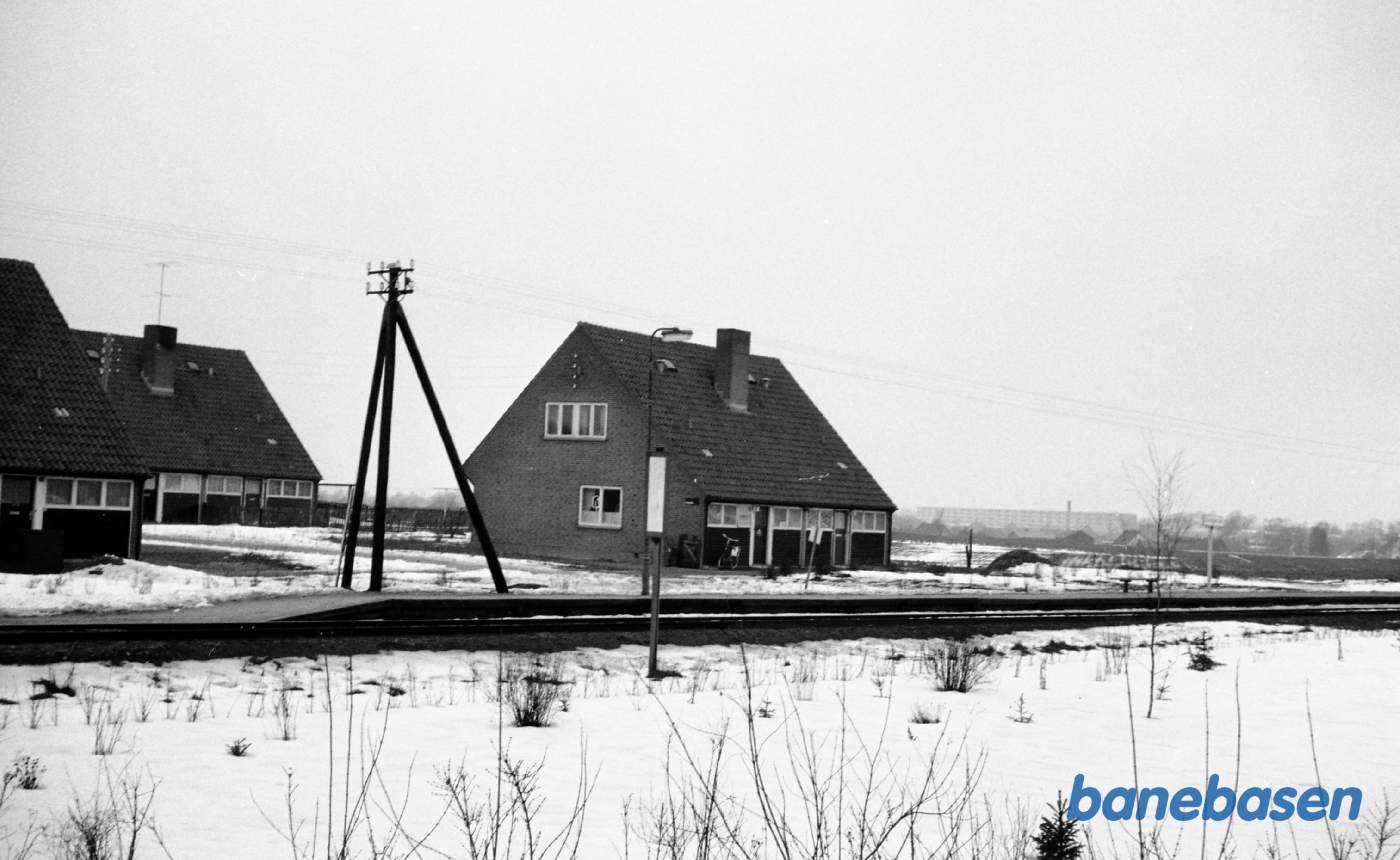 Et trinbræt på Slangerup-banen med nybyggede 2-familie huse i baggrunden