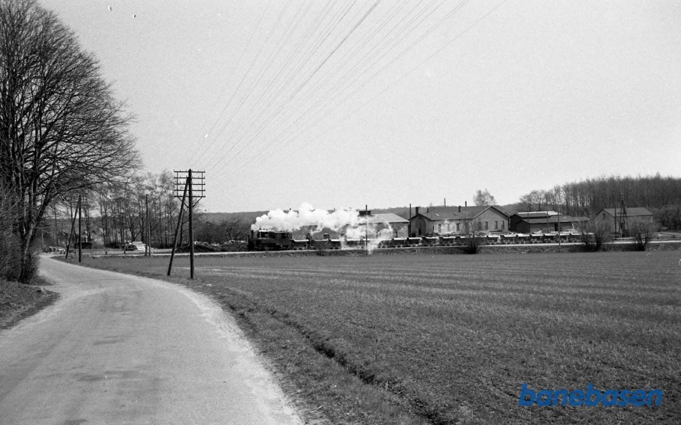 Tog med tipvogne på strækningen
