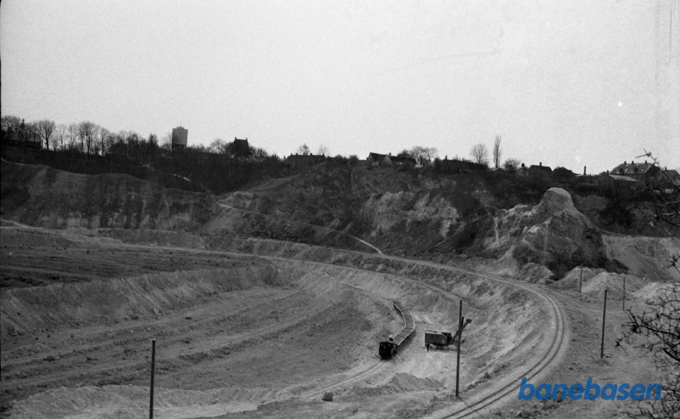 Tog med tipvogne i bruddet