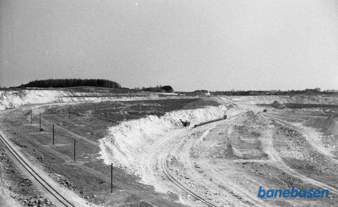 Tog med tipvogne i bruddet