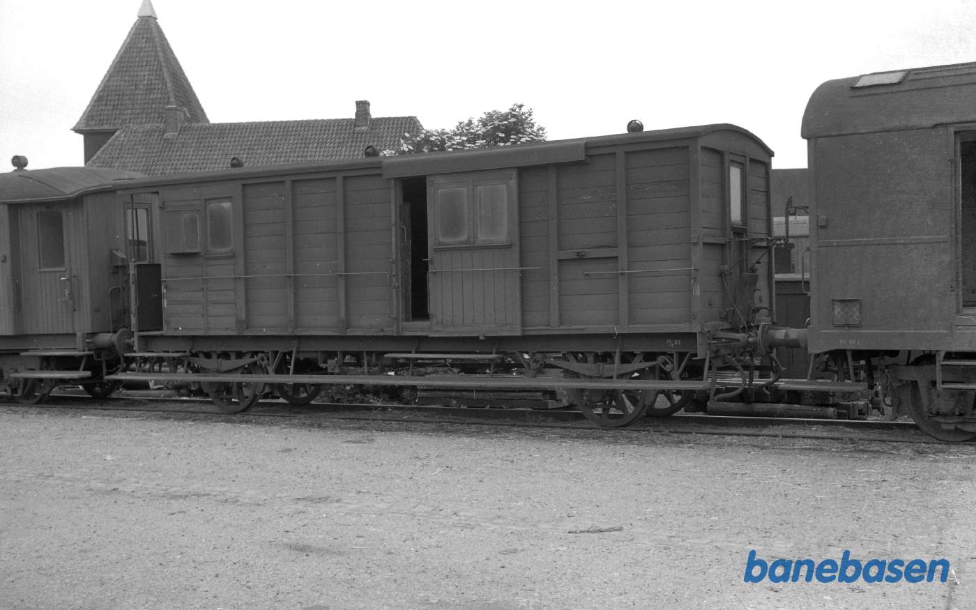 Nakskov station. LJ E 80