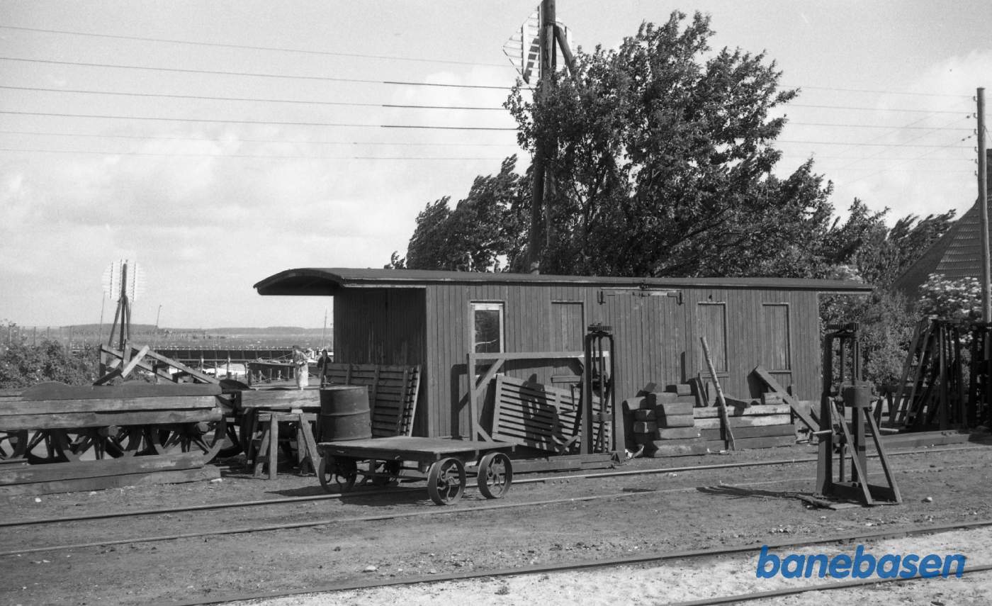 Rudkøbing station. Bænkevognkasse