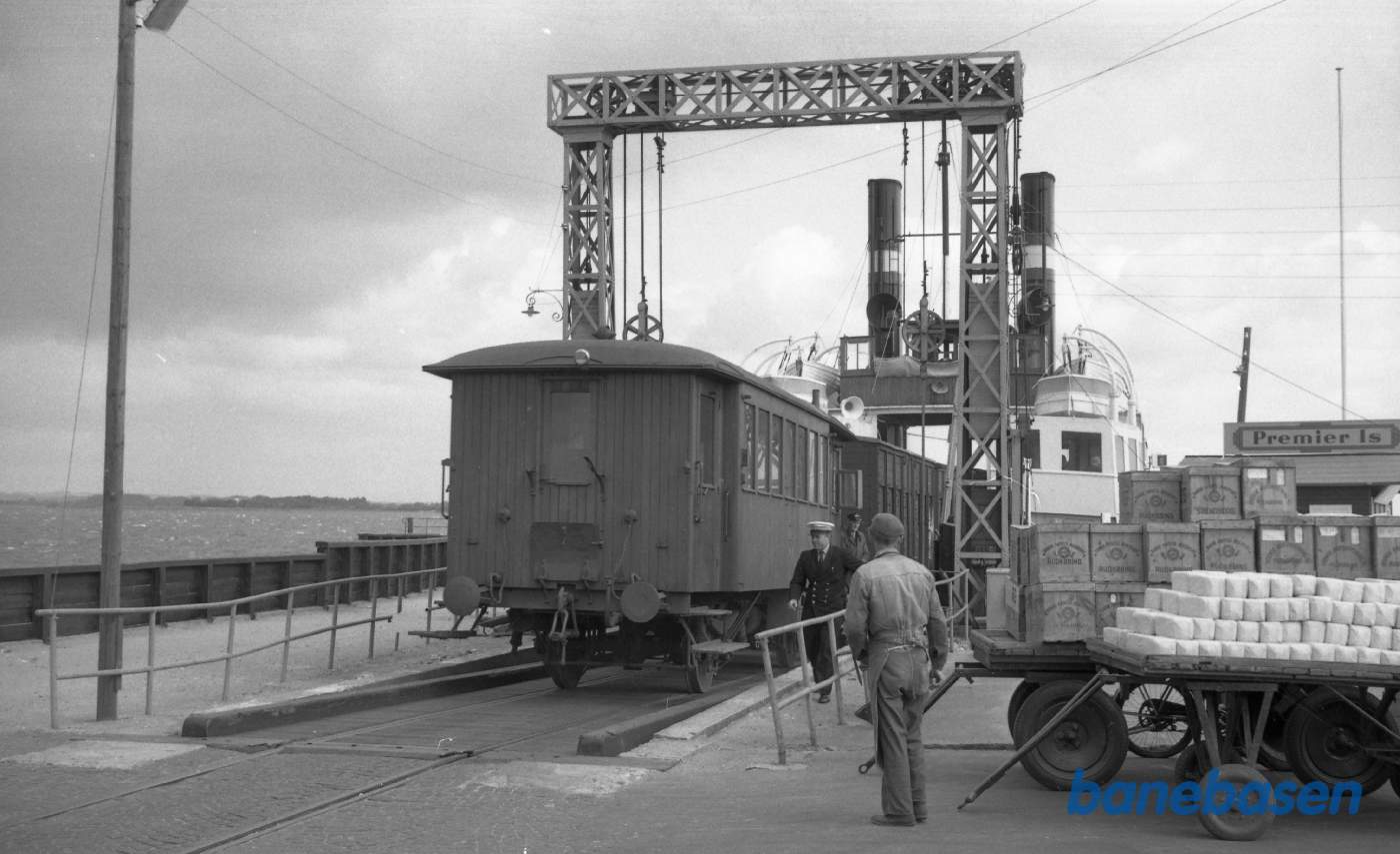 Rudkøbing station. Færgen. LB M 1 rangerer