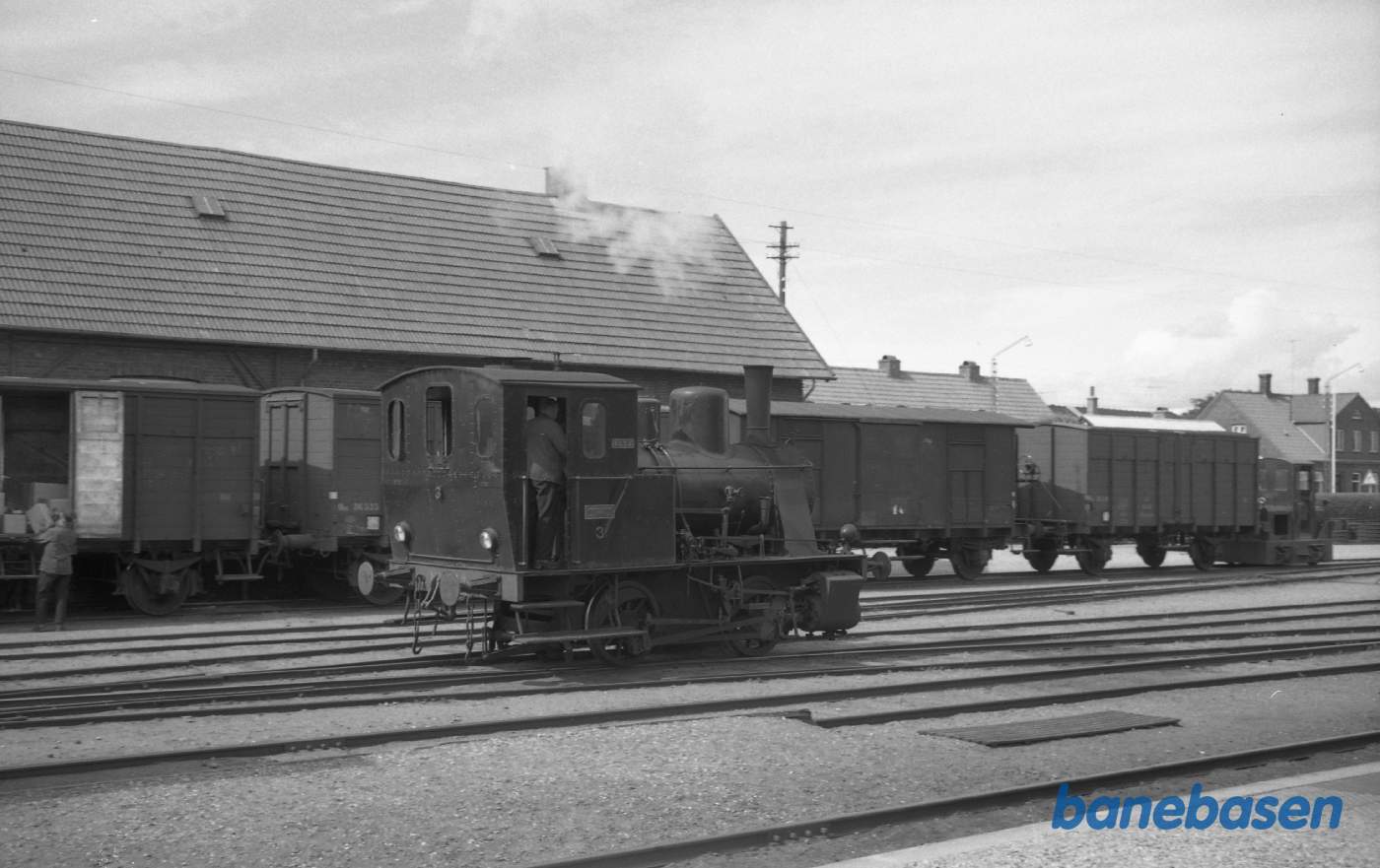 Lemvig station. Lok 3 rangerer Lemvig station. Lok 3 rangerer