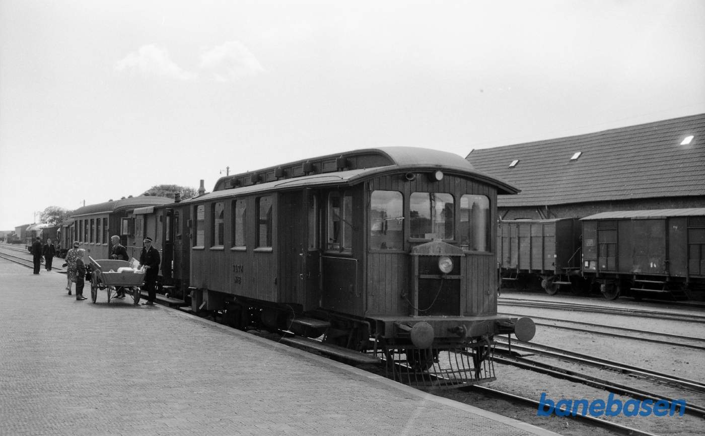 Lemvig station. VLTJ M 2 ankommet med tog