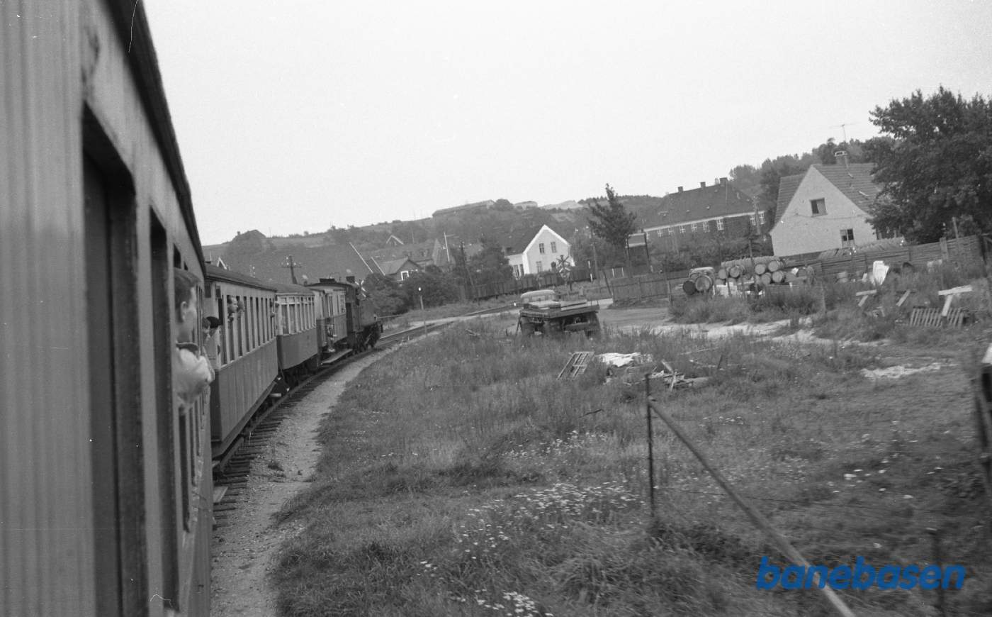 Hundested. Udflugtstoget på vej ud af stationen