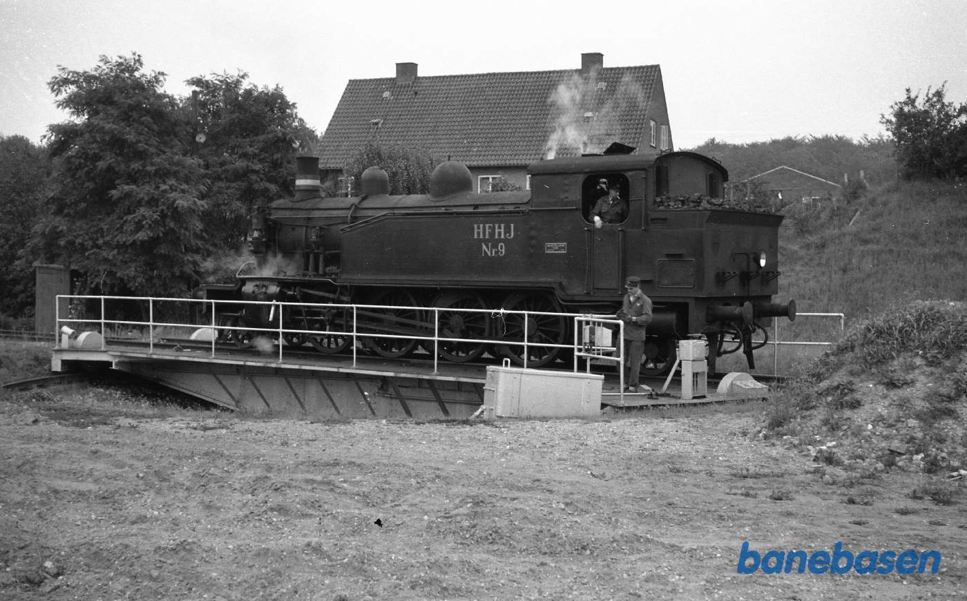 Hillerød station. HFHJ 9 drejes