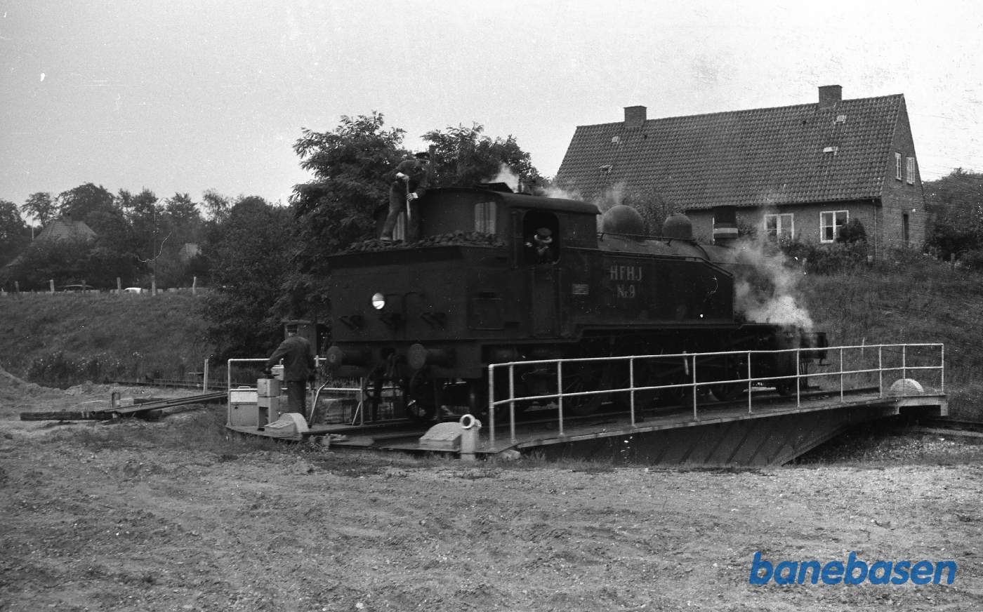 Hillerød station. HFHJ 9 drejes