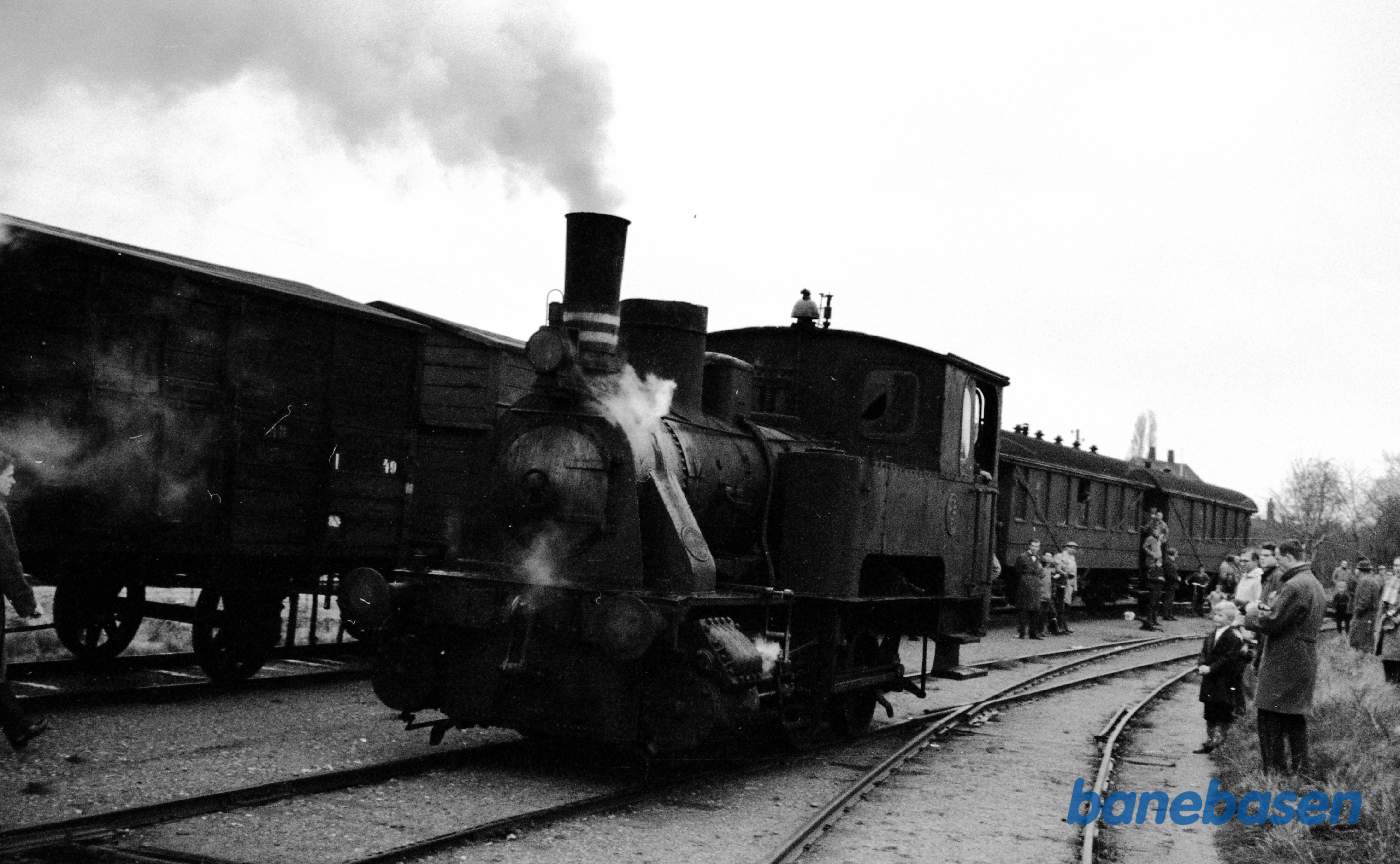 Syrevej station. AB 6 med særtog
