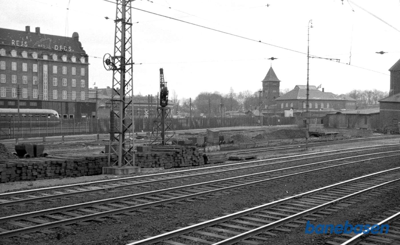 Østerport station. Kig ud over Frihavnen med resterne af den brændte remise