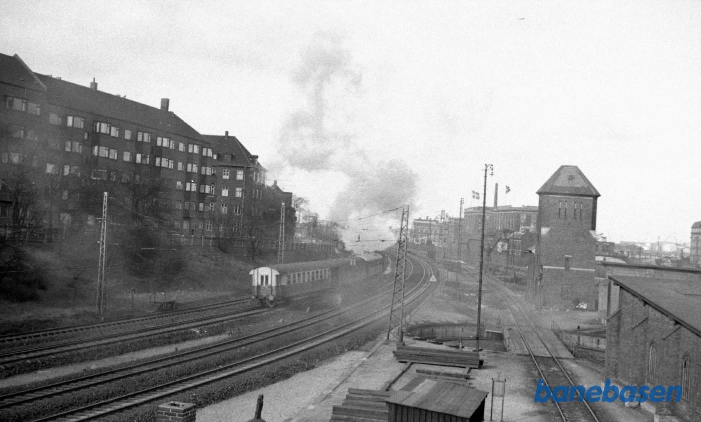 Østerport station. S maskine med Nordbanetog og gennemgående vogne til HFHJ