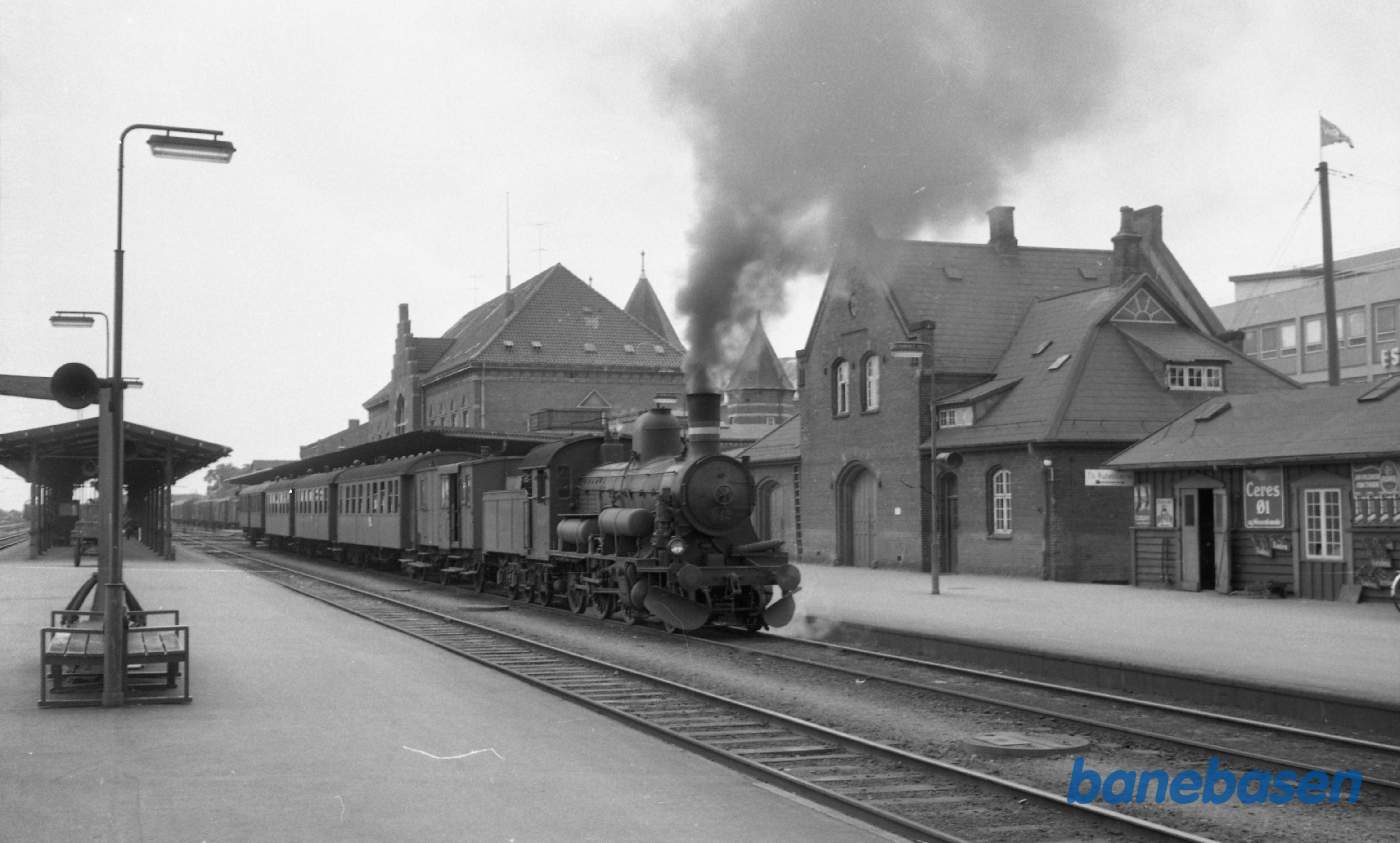 Esbjerg station med persontog med D 842 Esbjerg station med persontog med D 842