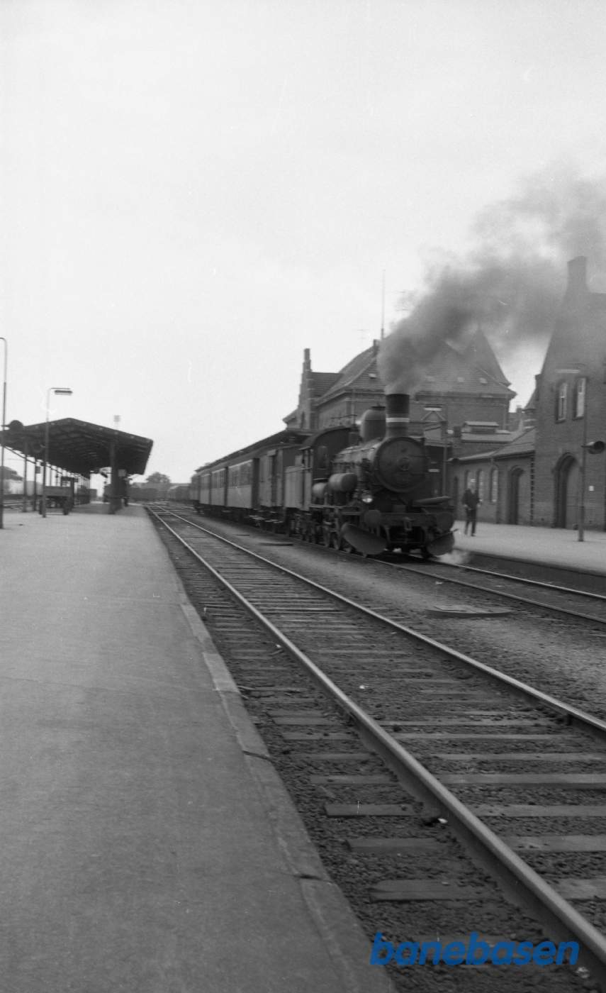 Esbjerg station med persontog med D 842 Esbjerg station med persontog med D 842
