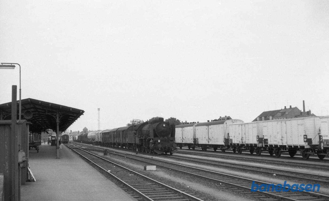 Holstebro station med godstog med R maskine ?