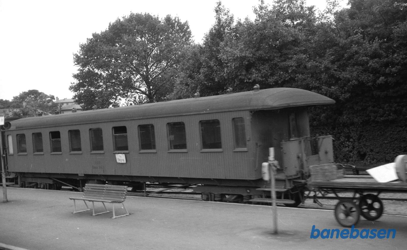 Tidl. SFJ personvogn på Nyborg H (RNB-delen), på vej til Faaborg Tidl. SFJ personvogn på Nyborg H (RNB-delen), på vej til Faaborg