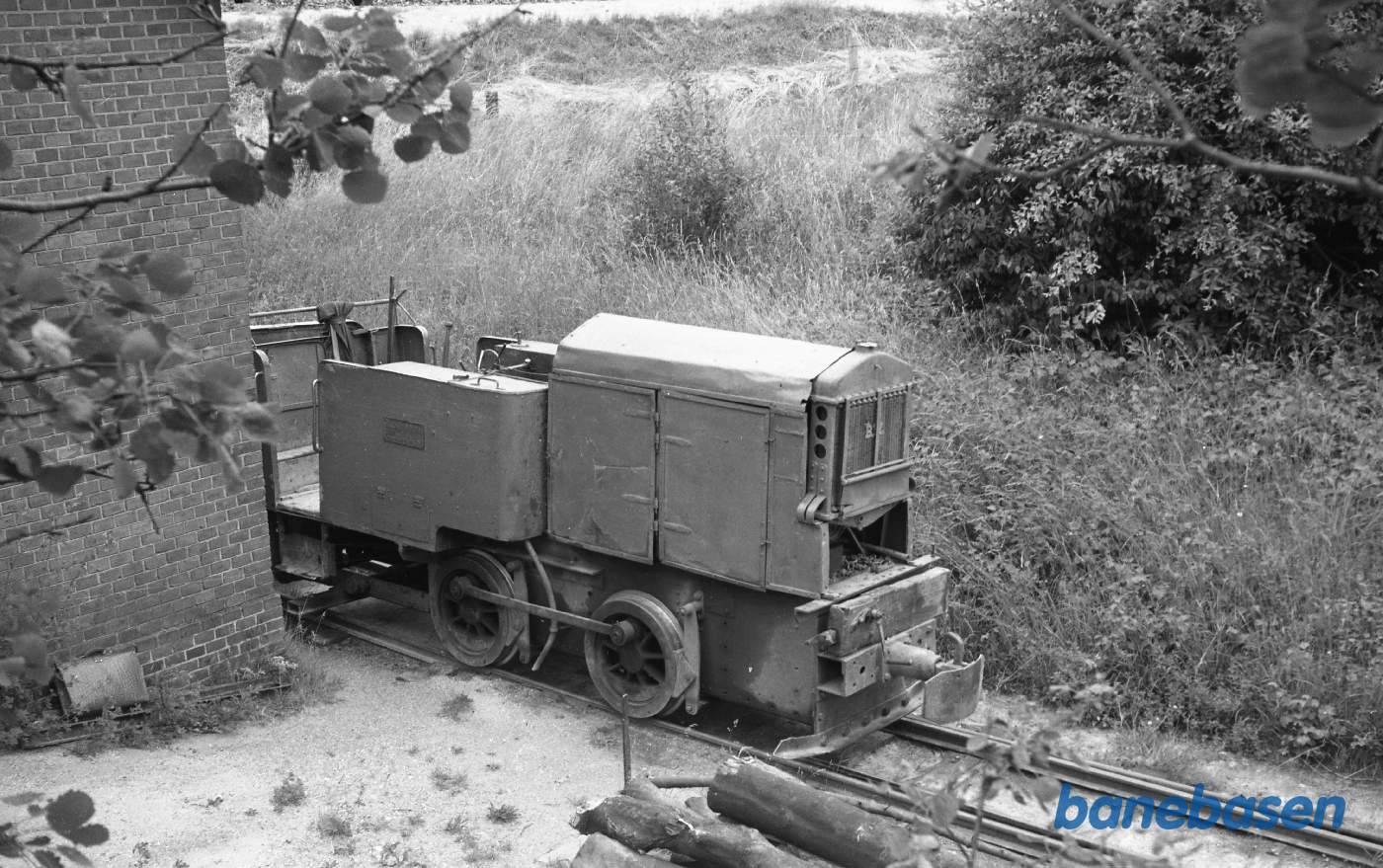 Billedet er fra Allerød Teglværk, remisen. Lokomotivet er et ombygget damplokomotiv, Orenstein og Koppel, 1912