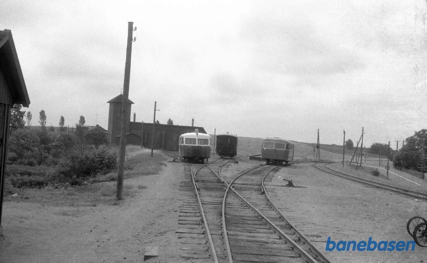 Tølløse Station med remisen. Sm og SP foran