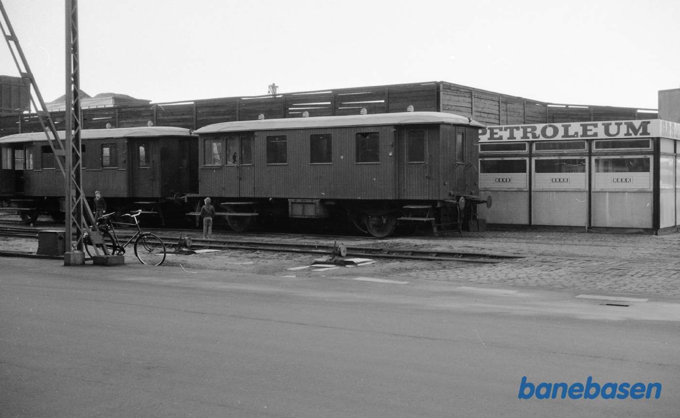 Gribskovbanens to ældste Triangel-vogne på vej til ophugning