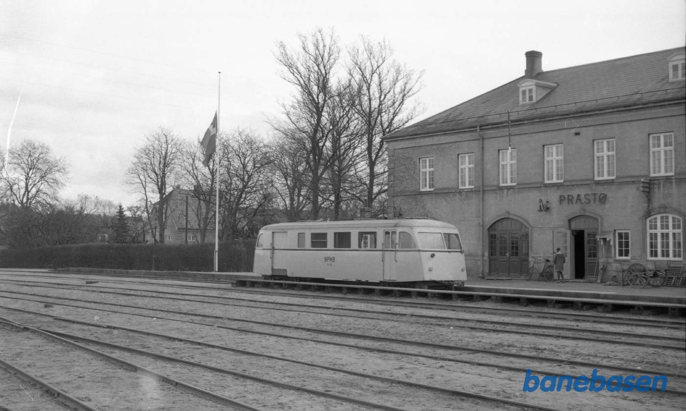 Præstø station med skinnebusbivogn Præstø station med skinnebusbivogn