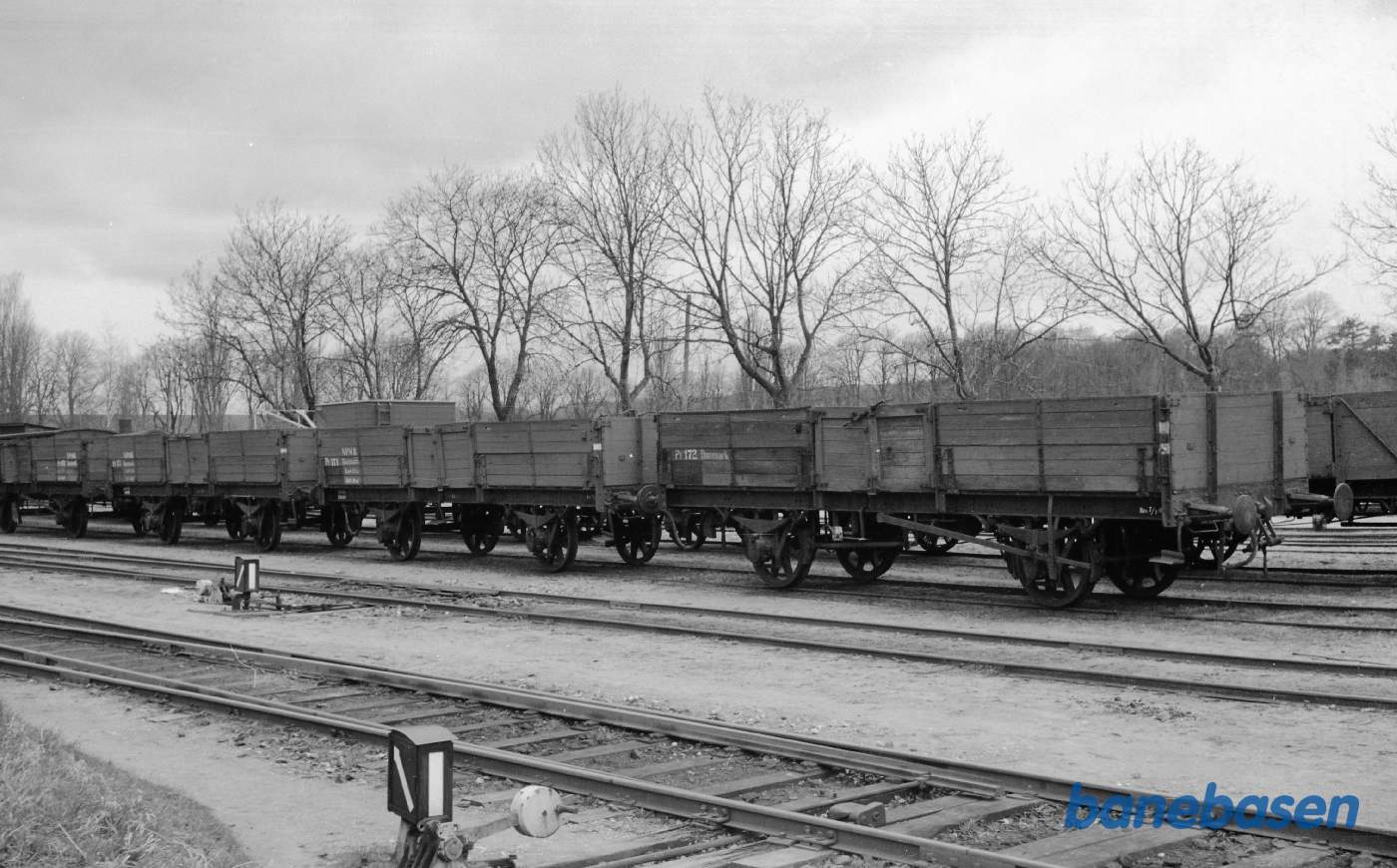 Præstø station med NPMB åbne godsvogne Præstø station med NPMB åbne godsvogne