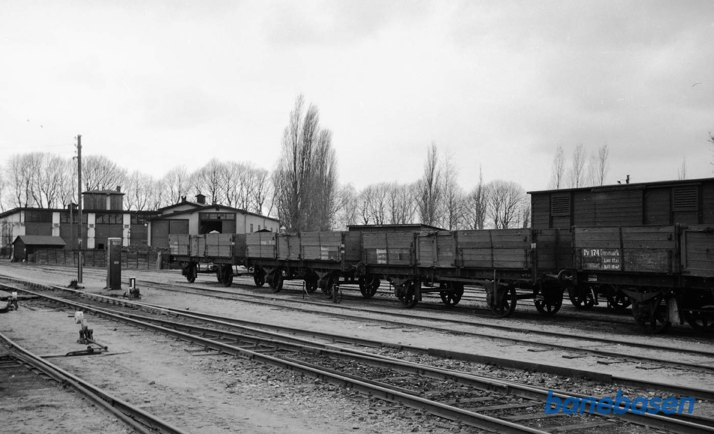 Præstø station. Remisen. NPMB åbne roevogne