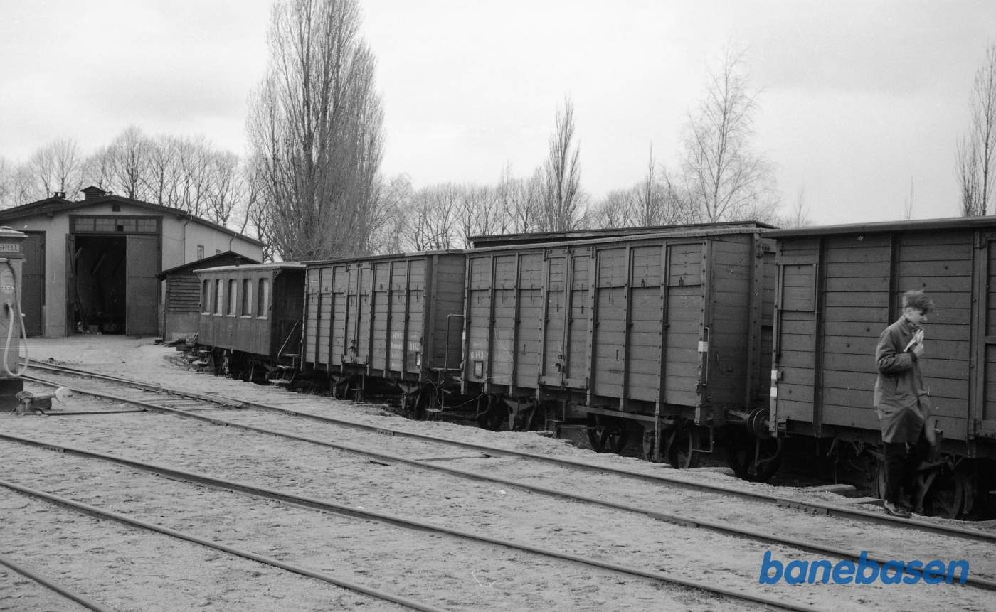 Præstø station. NPMB Q 142 og Q 143