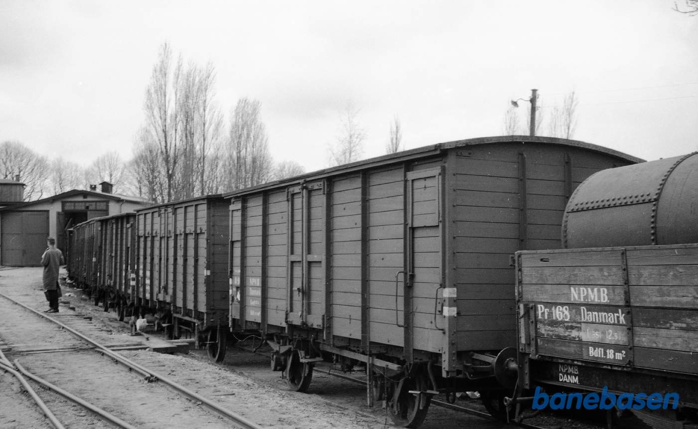 Præstø station. Med Q vogne ved remisen