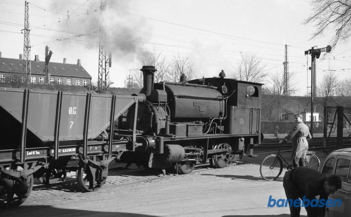 ØG 2 og vogn 17 på vej over Århusgade