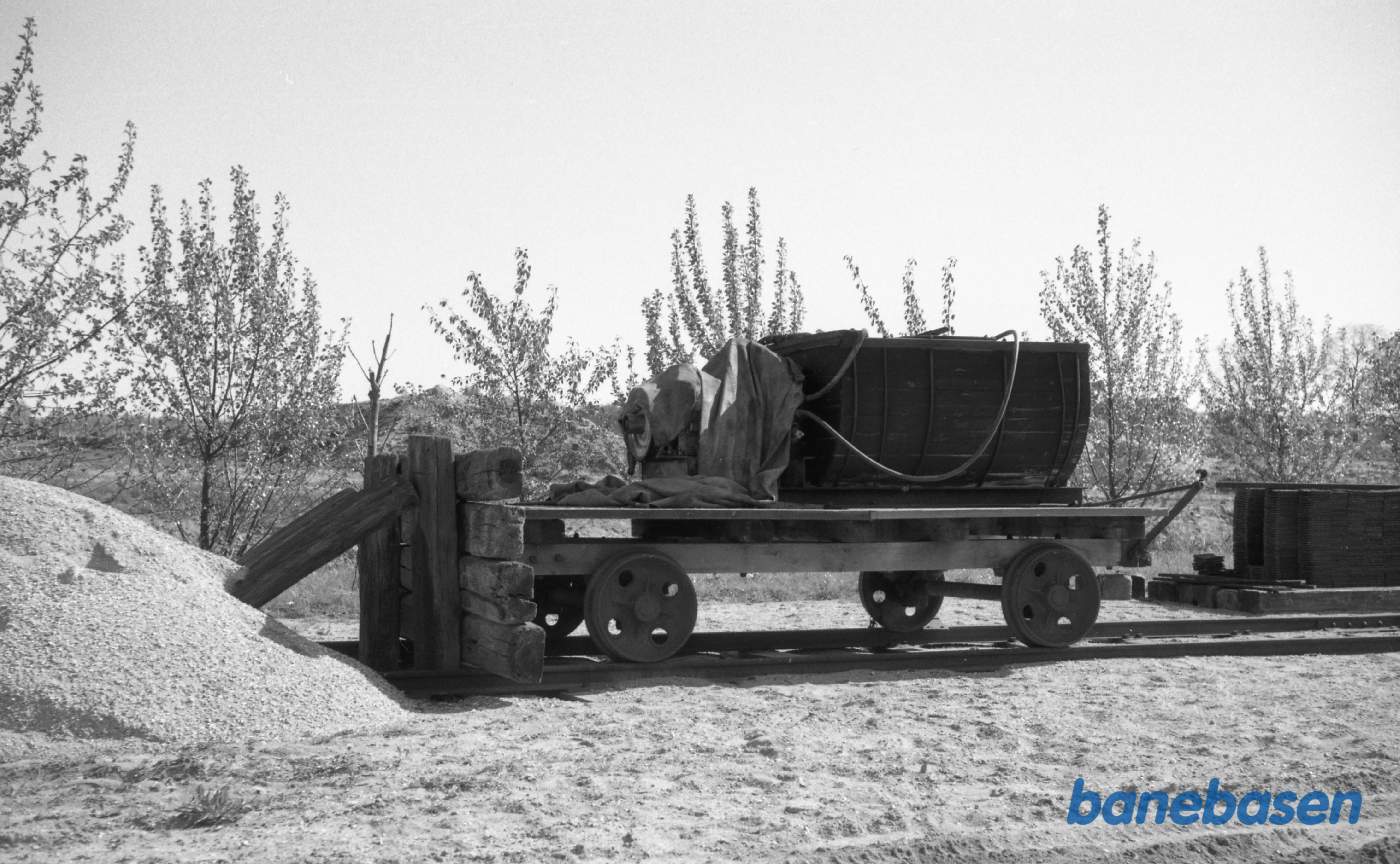 Ukrudtsvogn ved værkstedet på Firskovvej