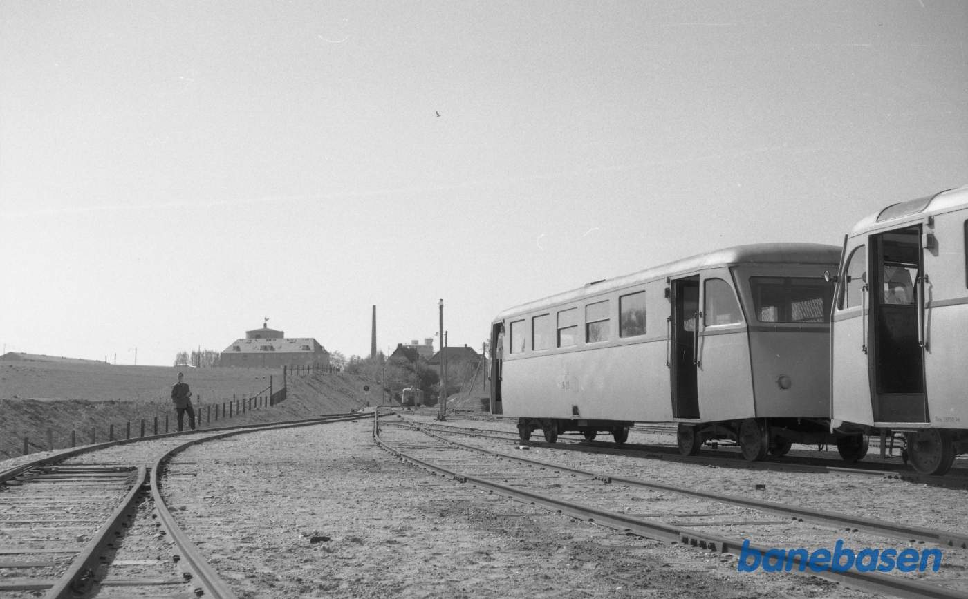 Skinnebus kører forbi værkstedet på Firskovvej