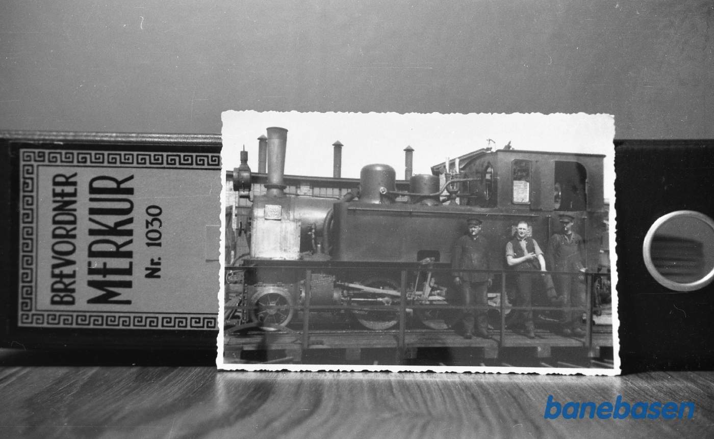 Lokomotivet BJ 2 på drejeskiven på Rønne H omkr. 1920. Fra venstre Lkf Frantz Pedersen, smed Alfred Lau og pudser Kofoed