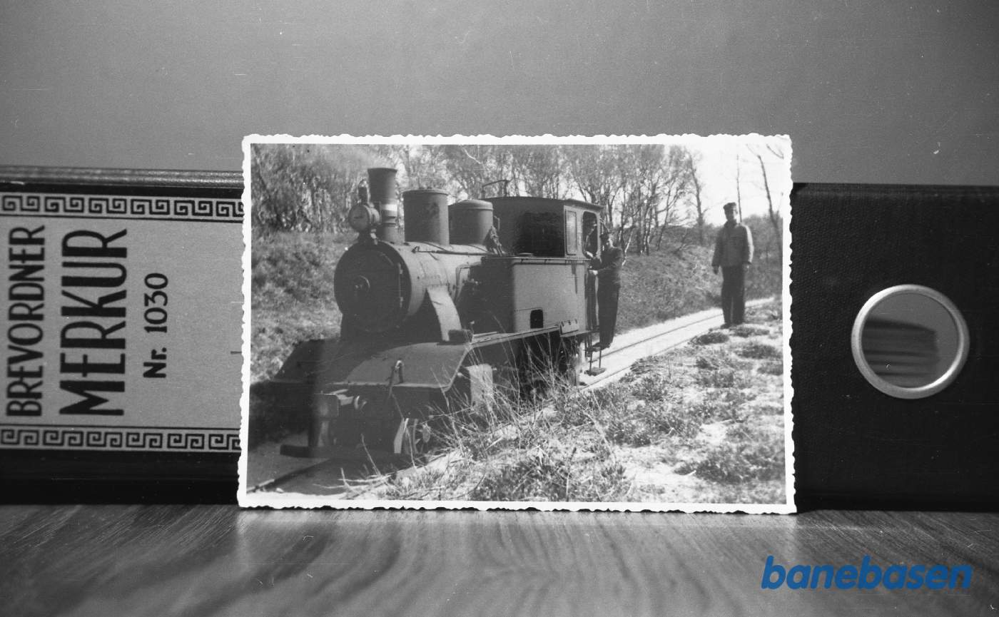 Lokomotiv BJ nr. 7 holder på Slagterisporet ved Rønne N. Maj 1945. Lokomotivføreren er Aage Olsen, på skrænten står ekstraportør Kristian Drejer Lokomotiv BJ nr. 7 holder på Slagterisporet ved Rønne N. Maj 1945. Lokomotivføreren er Aage Olsen, på skrænten står ekstraportør Kristian Drejer