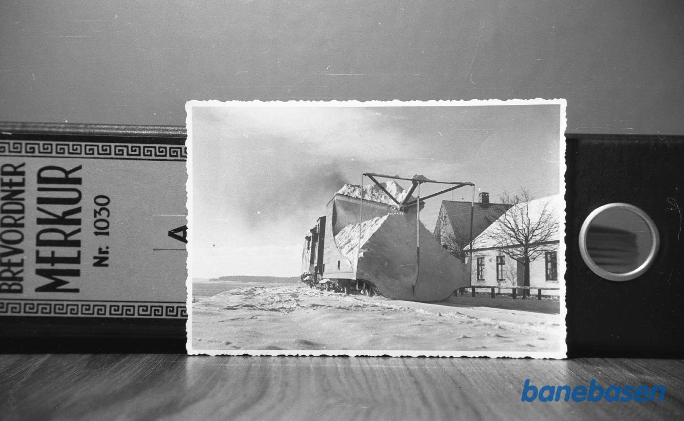 Smalsporslokomotiv med sneplov 1 på vej ind på Nexø station